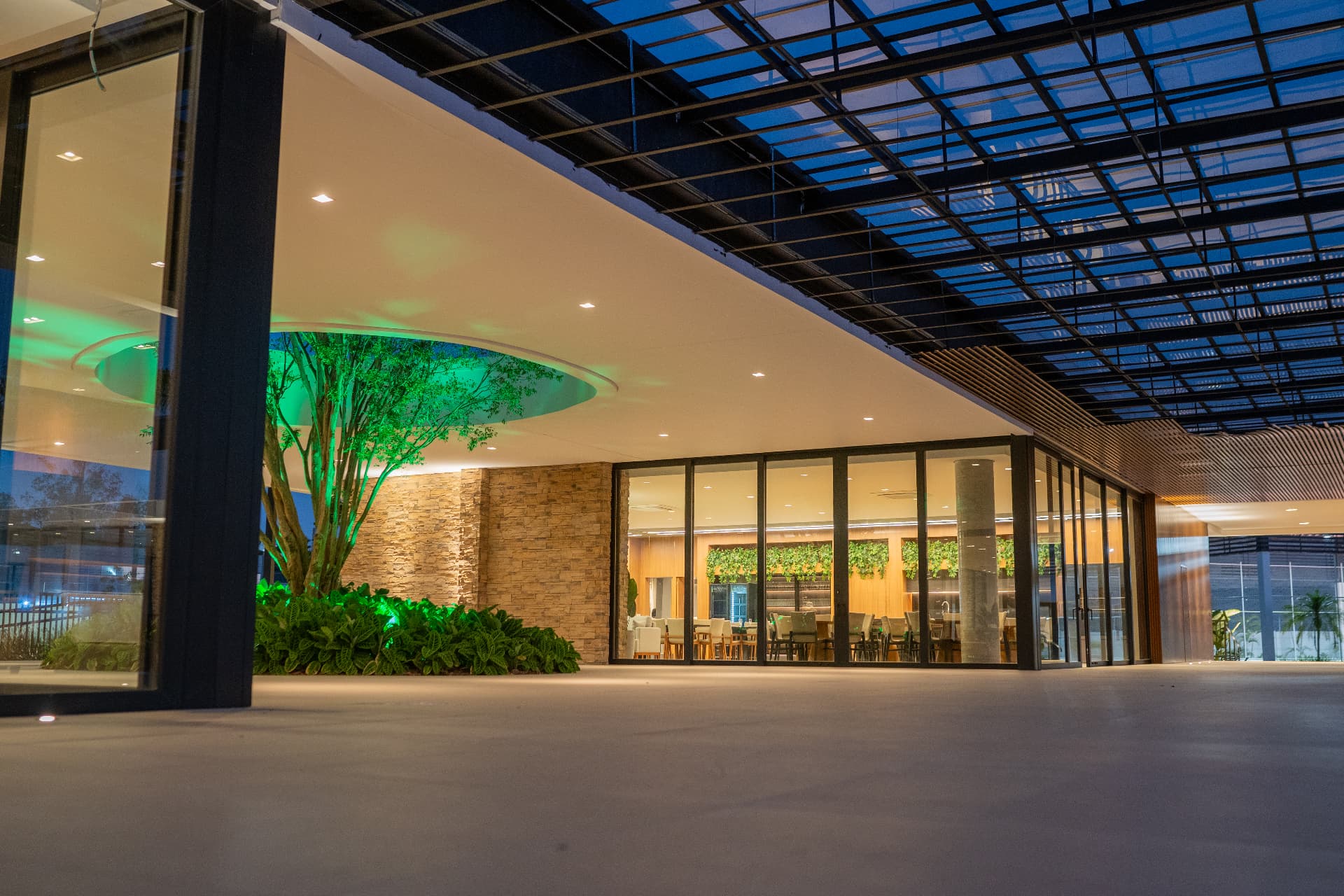 Árvore integrada à arquitetura do clube Monte Carlo, com salão e cobertura horizontal