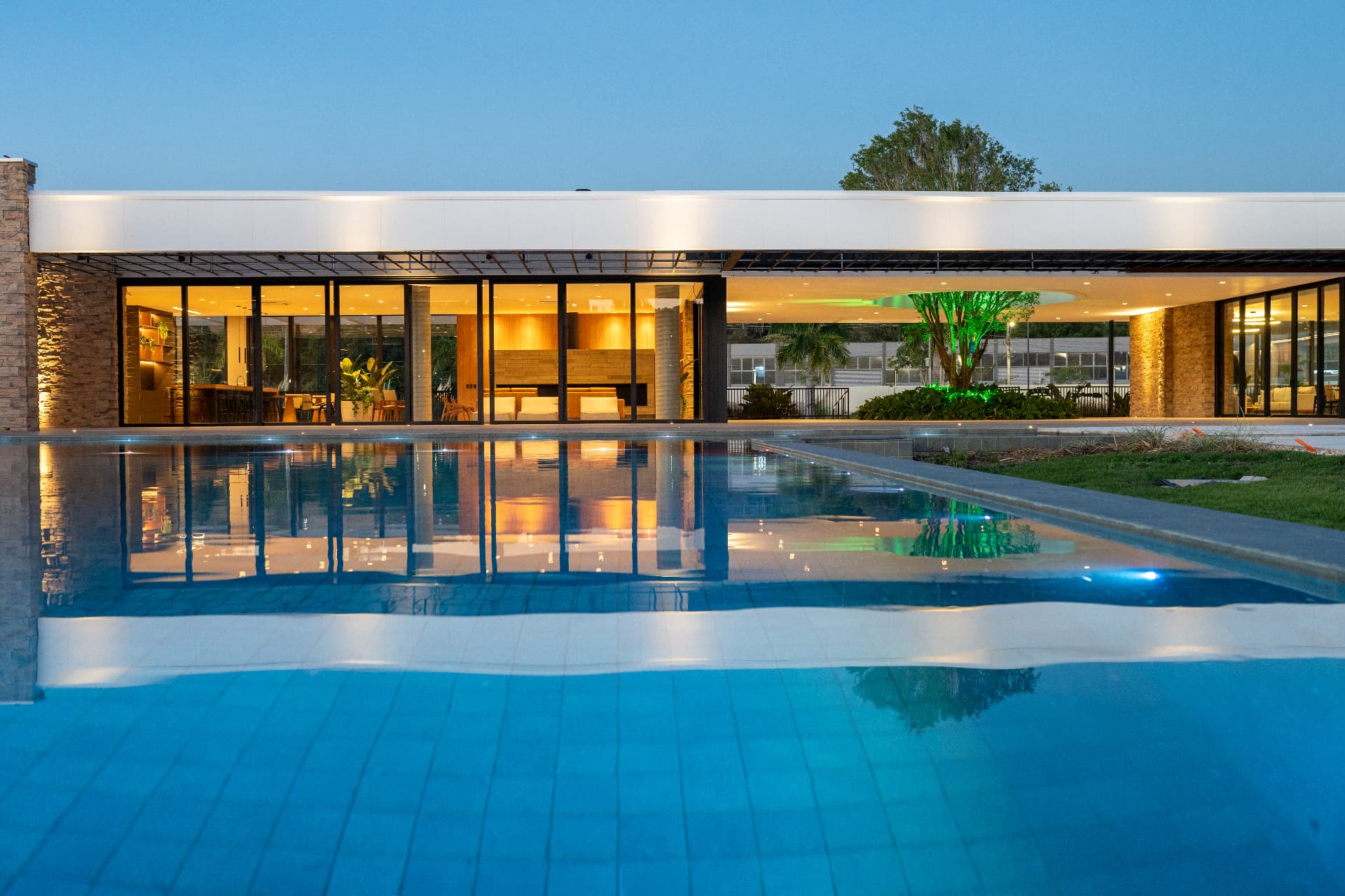 Piscina e espaços de convivência